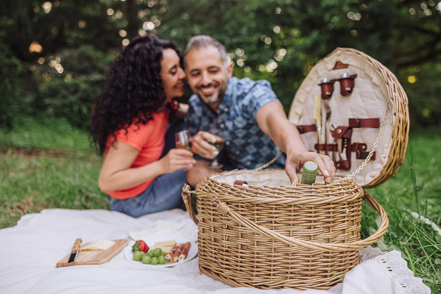 Picnic Time Heart Picnic Basket for 2 (Handwoven Antique Willow)
